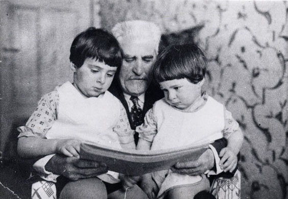 Цемах Шабад с внучками