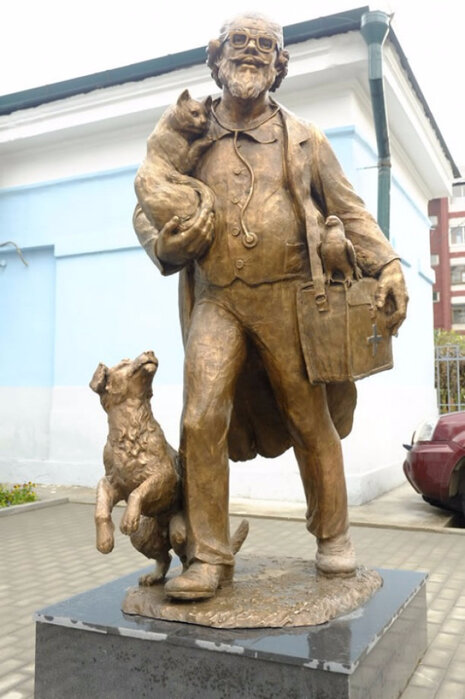 Памятник Айболиту